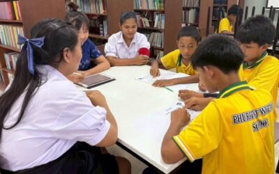 นักเรียนจิตอาสาและอาสาสมัครร่วมจัดทำสื่อการเรียนการสอน ในโครงการกาชาดหัวใจครู