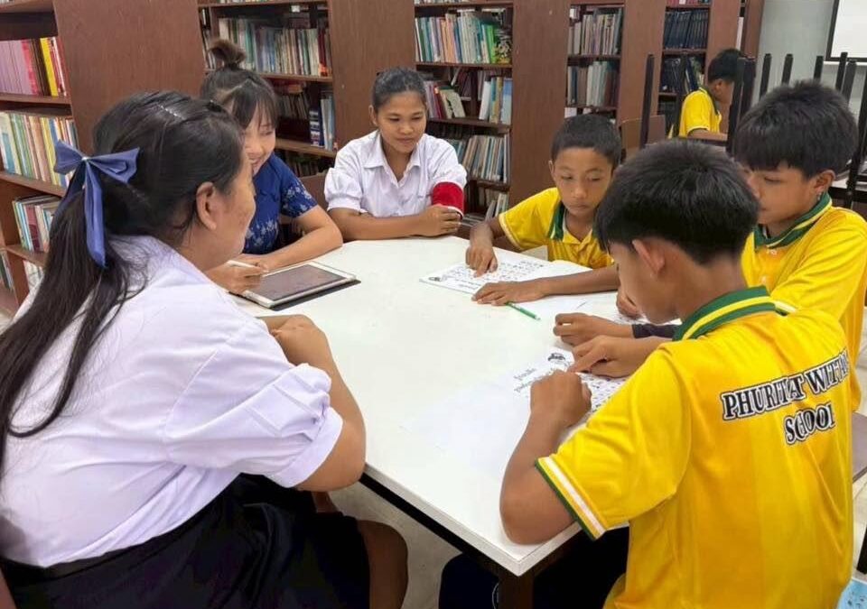 นักเรียนจิตอาสาและอาสาสมัครร่วมจัดทำสื่อการเรียนการสอน ในโครงการกาชาดหัวใจครู