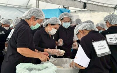 อาสาสมัครกาชาดร่วมปฏิบัติงานกับมูลนิธิอาสาเพื่อนพึ่งภาฯ ยามยาก ในการจัดตั้งโรงครัวพระราชทาน งานถวายสักการะพระศพ สมเด็จพระเจ้าลูกเธอ เจ้าฟ้าพัชรกิติยาภา นเรนทิราเทพยวดี กรมหลวงราชสาริณีสิริพัชร มหาวัชรราชธิดา
