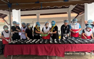 อาสาสมัครกาชาด ร่วมกับสำนักงานเหล่ากาชาดจังหวัดน่าน ปฏิบัติงานสนับสนุนภารกิจครัวเคลื่อนที่ ประกอบอาหารปรุงสุก จำนวน 1,000 กล่อง เพื่อแจกจ่ายให้แก่พี่น้องผู้ประสบภัย